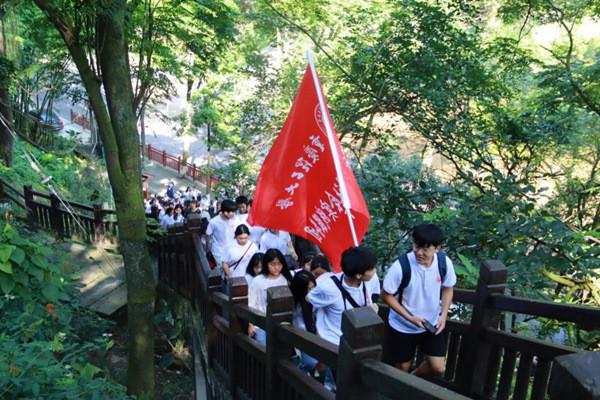 老人徒步30公里迷失方向 民警寒冬暖心救助
